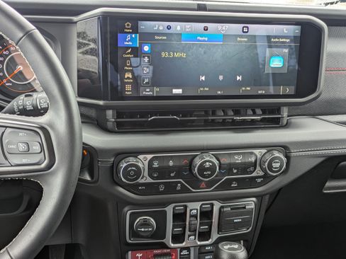 Certified 2025 Jeep Wrangler Unlimited Rubicon w/ Convenience Group AWD/4WD image 16