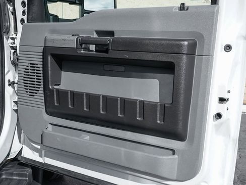 Used 2015 Ford F550 2WD Regular Cab Super Duty image 51