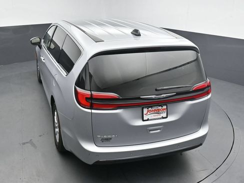 Used 2023 Chrysler Pacifica Touring-L FWD image 28
