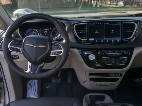 Used 2024 Chrysler Pacifica Touring-L image 12