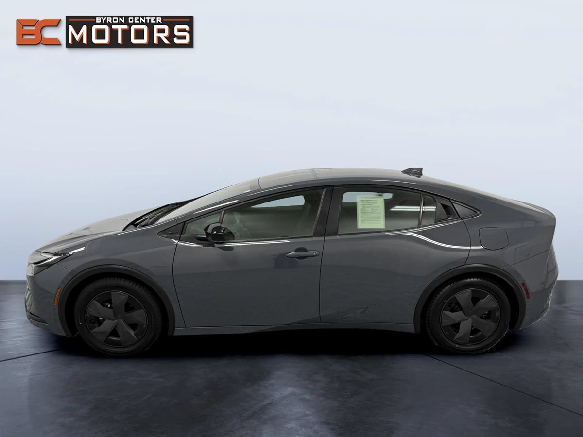 Used 2025 Toyota Prius LE FWD image 3