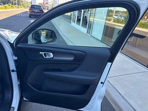 Certified 2025 Volvo XC40 B5 Plus AWD/4WD image 14