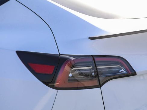 Used 2024 Tesla Model Y Performance AWD/4WD image 9