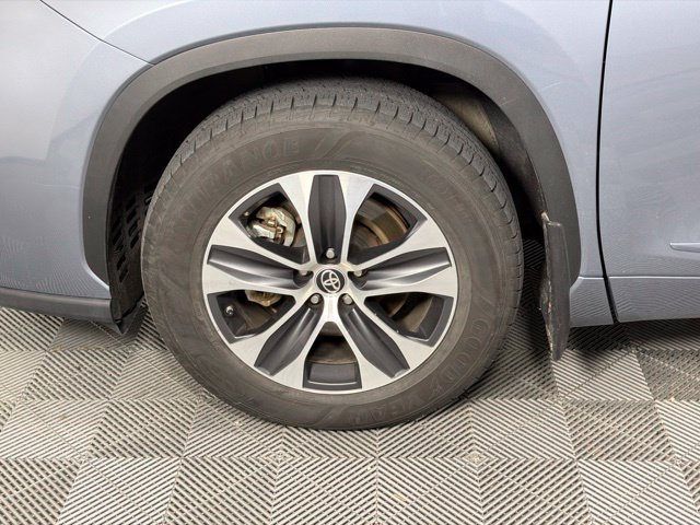 Used 2020 Toyota Highlander XLE AWD/4WD image 13