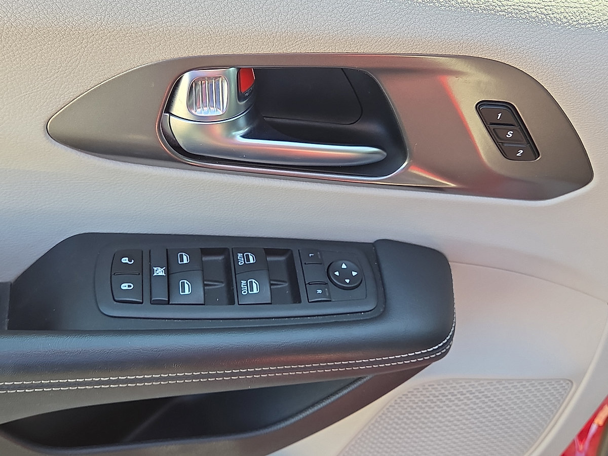 Used 2024 Chrysler Pacifica Touring-L FWD image 22