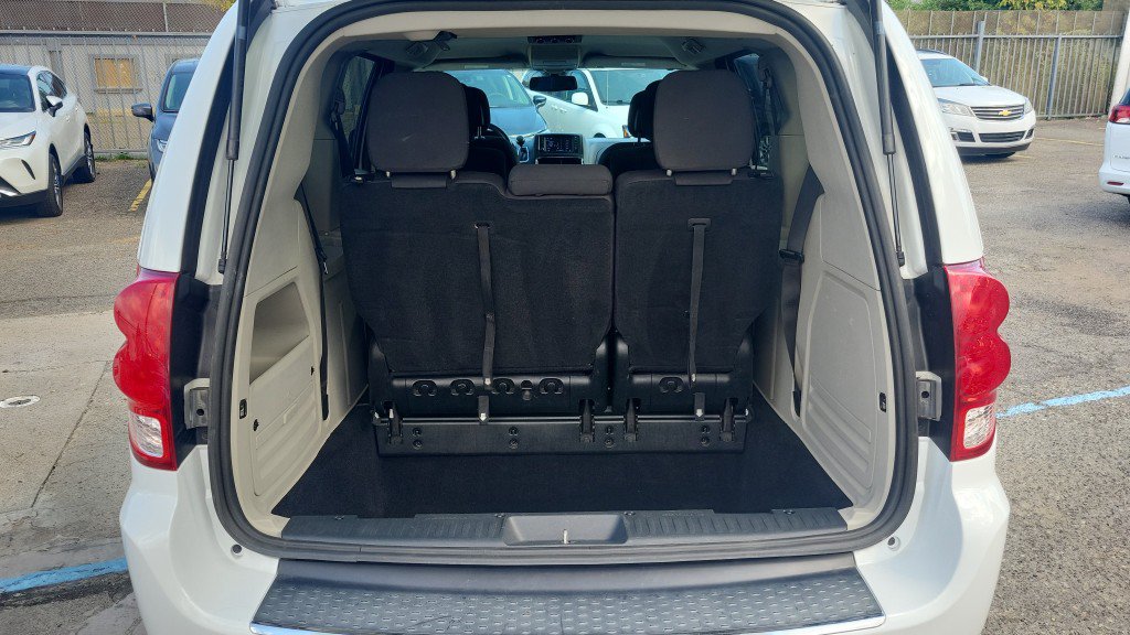 Used 2019 Dodge Grand Caravan SE FWD image 11