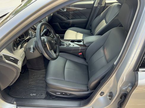 Used 2018 INFINITI Q50 Luxe w/ Essential Package (3.0T Luxe) AWD/4WD image 5