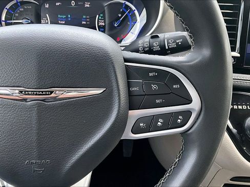 Used 2023 Chrysler Pacifica Touring-L FWD image 19