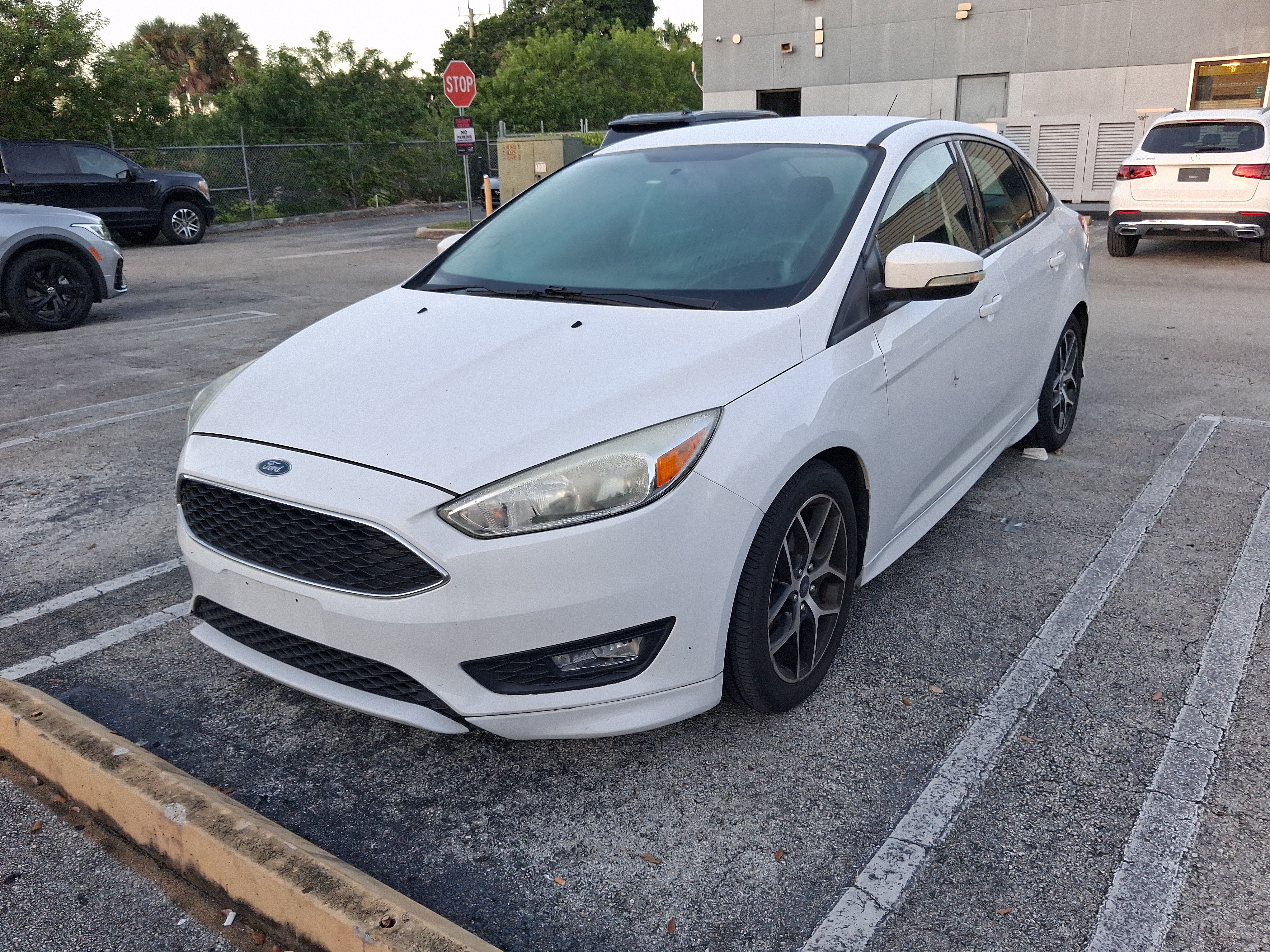 Used 2016 Ford Focus SE w/ SE Sport Package FWD image 2