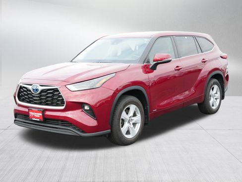 Certified 2022 Toyota Highlander LE image 3