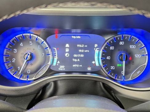 Used 2023 Chrysler Pacifica Touring-L FWD image 26