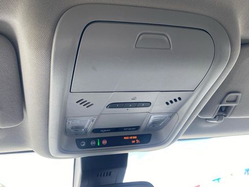 Used 2024 GMC Terrain SLT image 36