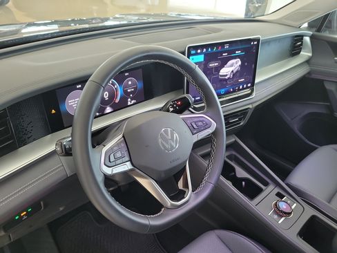 Used 2025 Volkswagen Tiguan SE FWD image 26
