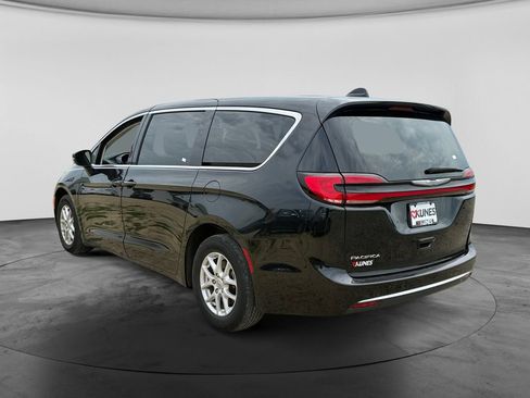 Used 2023 Chrysler Pacifica Touring-L FWD image 8