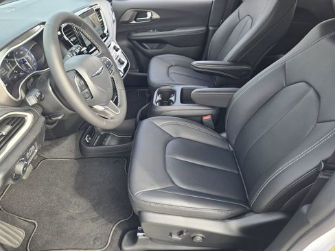 New 2026 Chrysler Pacifica Select image 12