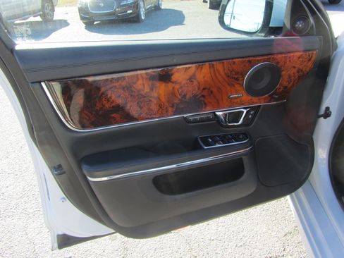 Used 2017 Jaguar XJ R-Sport image 19