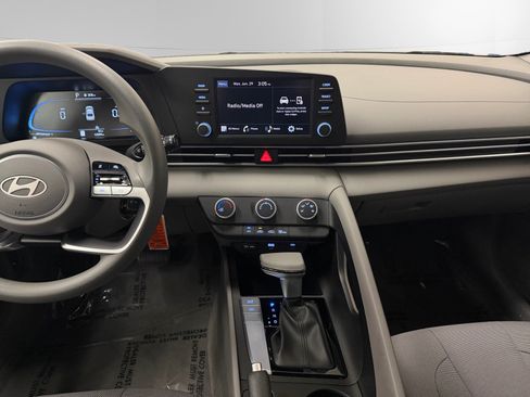 Certified 2025 Hyundai Elantra SE FWD image 11