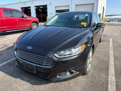 Used 2013 Ford Fusion SE FWD image 2