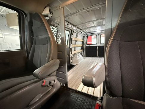 Used 2018 Chevrolet Express 2500 w/ Driver Convenience Package RWD image 17