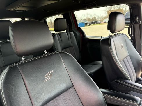 Used 2015 Chrysler Town & Country S image 41