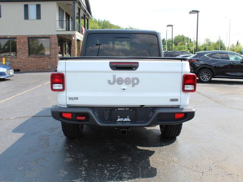 Used 2023 Jeep Gladiator Overland AWD/4WD image 6