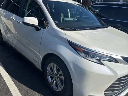 Used 2021 Toyota Sienna Platinum image 3