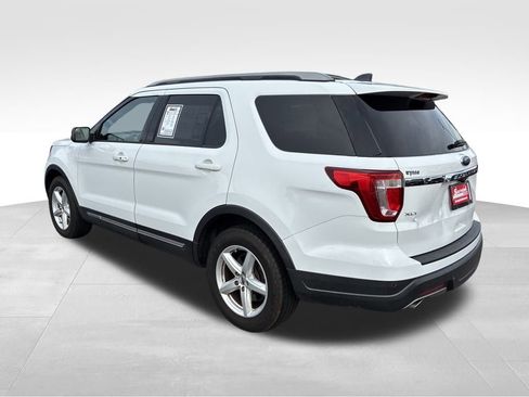 Used 2018 Ford Explorer XLT image 3