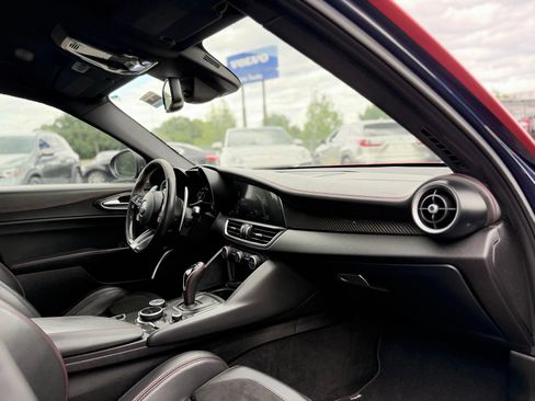 Used 2017 Alfa Romeo Giulia Quadrifoglio RWD image 40