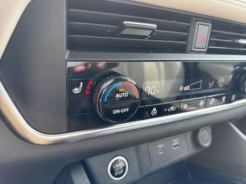 Used 2023 Nissan Rogue SV w/ SV Premium B Package image 7