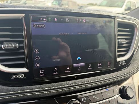 Used 2022 Chrysler Pacifica Touring-L w/ Uconnect Theater Family Group FWD image 10