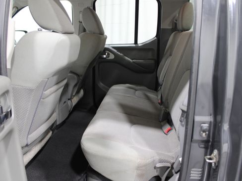 Used 2010 Nissan Frontier SE image 17