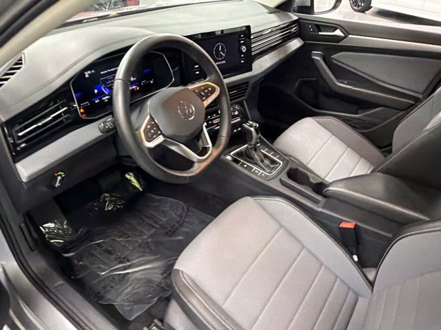 Used 2025 Volkswagen Jetta SE FWD image 16