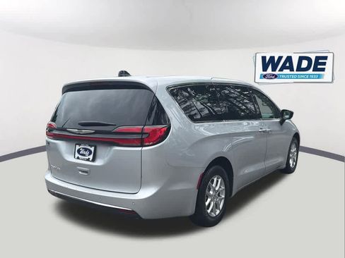 Used 2024 Chrysler Pacifica Touring-L FWD image 5
