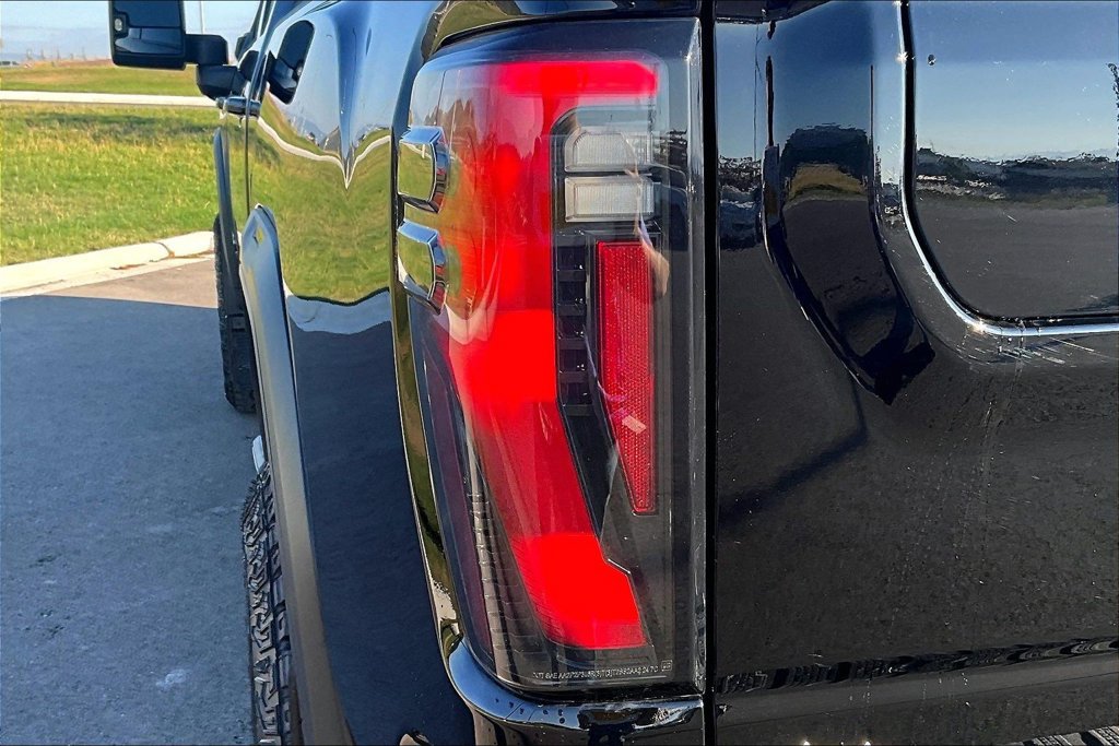 Used 2025 GMC Sierra 2500 AT4X AWD/4WD image 31