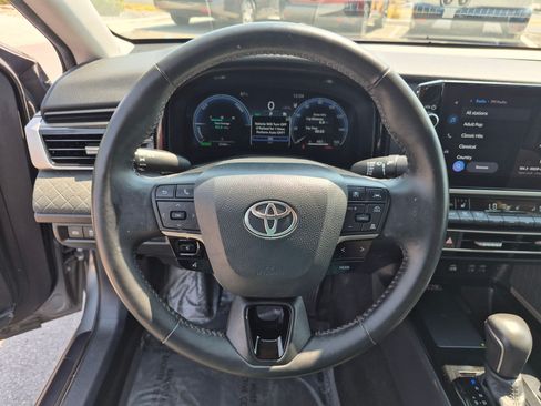 Used 2025 Toyota Camry XLE FWD image 18