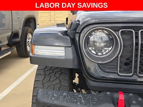 Used 2024 Jeep Gladiator Rubicon AWD/4WD image 14