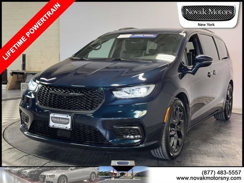 Used 2022 Chrysler Pacifica Limited w/ S Appearance Package image 4