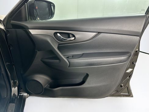 Used 2015 Nissan Rogue SV w/ SV Family Package FWD image 30