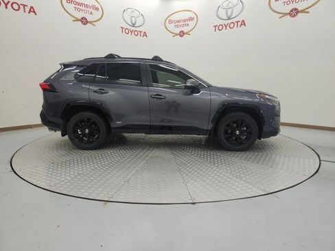 Used 2022 Toyota RAV4 SE image 3