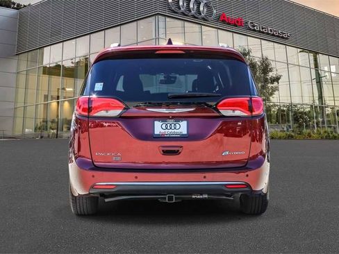 Used 2020 Chrysler Pacifica Limited image 3