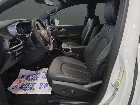 New 2026 Chrysler Pacifica Select w/ S Appearance Package image 4