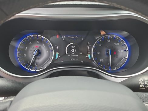 Used 2018 Chrysler Pacifica Limited w/ S Appearance Package FWD image 11