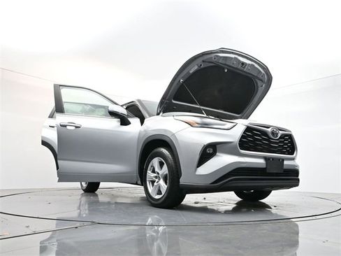 Used 2024 Toyota Highlander LE image 31