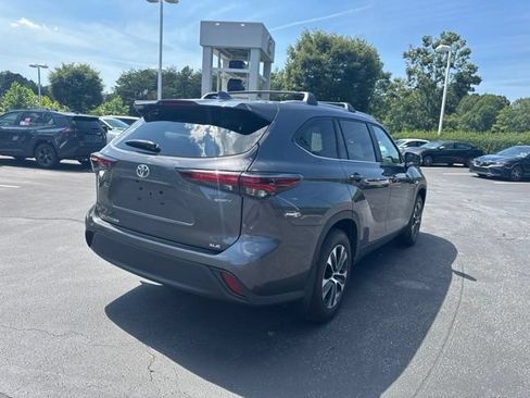 Used 2025 Toyota Highlander XLE AWD/4WD image 4