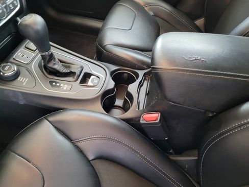 Used 2019 Jeep Cherokee Latitude Plus AWD/4WD image 26