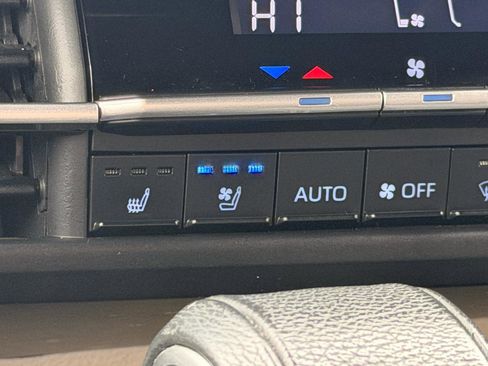 Used 2022 Toyota Sienna Platinum image 42