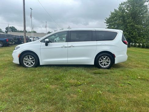 Used 2023 Chrysler Pacifica Touring-L FWD image 6