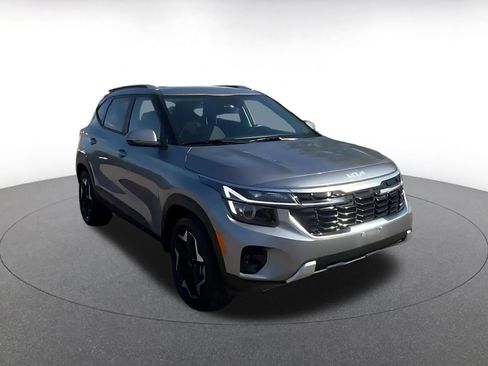 Used 2025 Kia Seltos S image 3