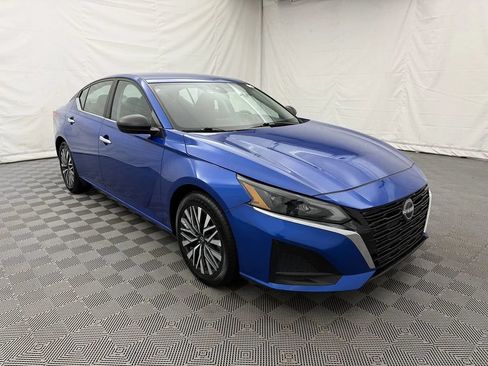 Used 2025 Nissan Altima 2.5 SV FWD image 2