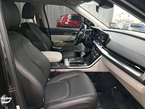 Used 2024 Kia Carnival LX image 18